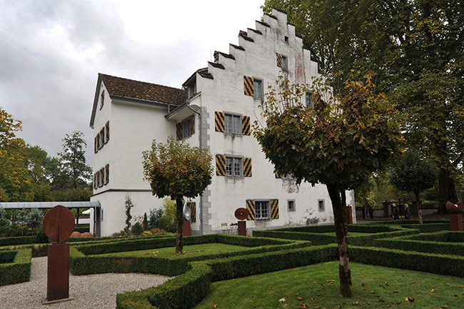 Das Schloss Knonau wurde zum politischen Zentrum, als die Stadt Zürich 1512 die Landvogtei Knonau formell gründete. Urs-Heinz Aerni, Ornithologe, und Bernhard Schneider, Historiker, führten von Mettmenstetten nach Knonau. Foto: Bernhard Schneider